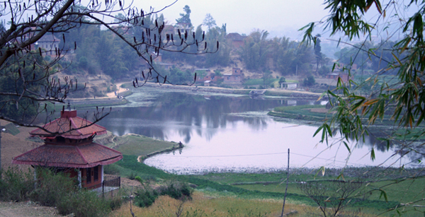 ダパケル村の寺院と池