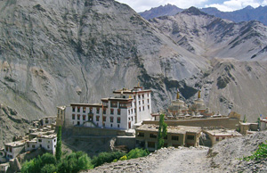 ヒマラヤ高地のチベット仏教寺院