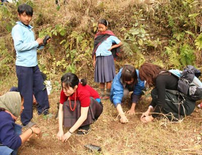 村の子供たちと共に植樹