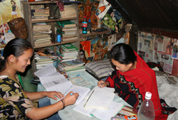 奨学金をうけて勉強する生徒達、ネパール・ナンギ村