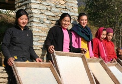 サリジャ村の女性グループが紙漉事業をすすめる