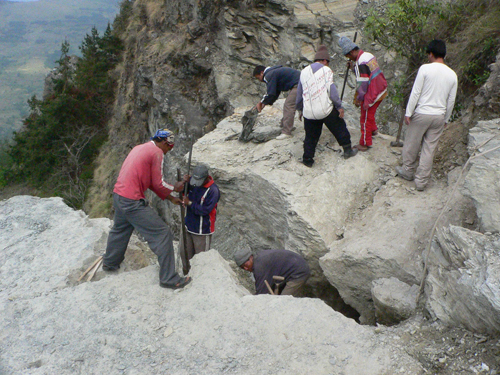 崖崩れ現場で対策工事をする村人