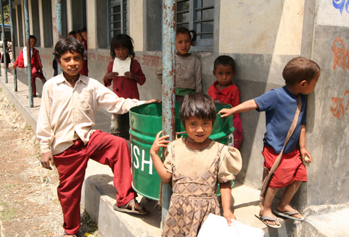 学校に設置されたゴミ箱と生徒たち