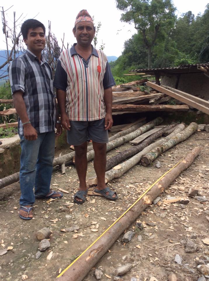 被災され家が倒壊した家族は、公共の森から木の切り出しが本数限定で許されています。ネパールの森と寄り添う生き方やルールが、人々を支えています